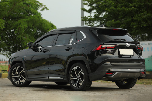 Tampak belakang serong Yaris Cross