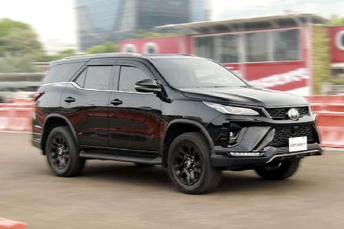 Tampak depan medium Toyota Fortuner