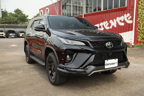 Tampak depan medium Toyota Fortuner
