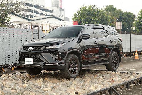 Toyota Fortuner Front Side View