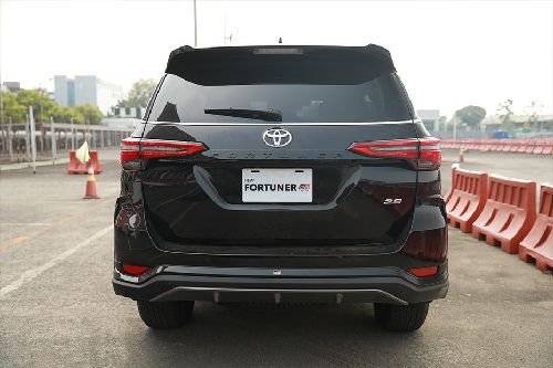 Tampak belakang Fortuner