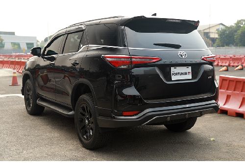 Tampak belakang serong Tampak belakang serong Fortuner