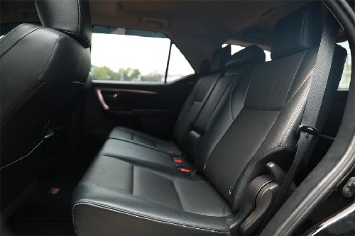 Kursi belakang Toyota Fortuner