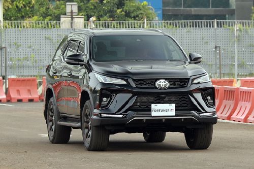 Tampak depan Fortuner, tilted