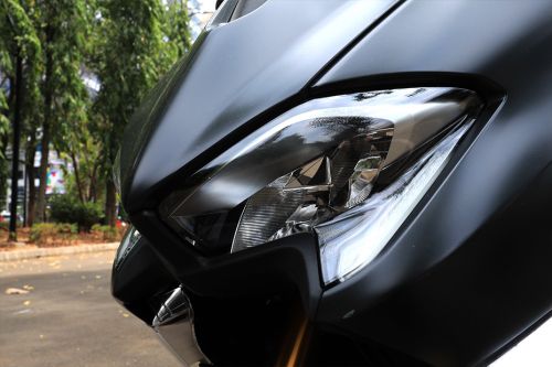 Yamaha TMAX DX Head Light View