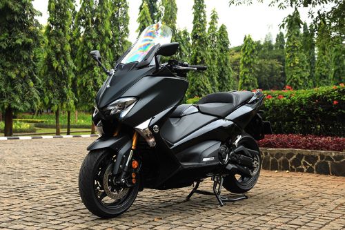 Tampak depan serong Yamaha TMAX DX