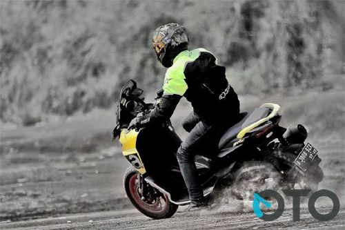 Tampak belakang kanan serong Aprilia SR-GT 200