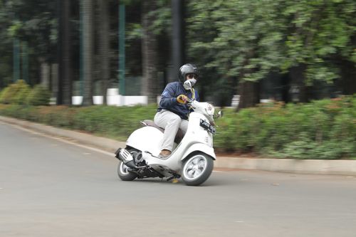 Tampak depan serong atas Vespa Primavera