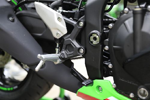 sandaran kaki Kawasaki Ninja ZX-4RR