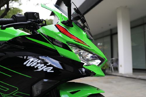 Lampu depan Kawasaki Ninja ZX-4RR