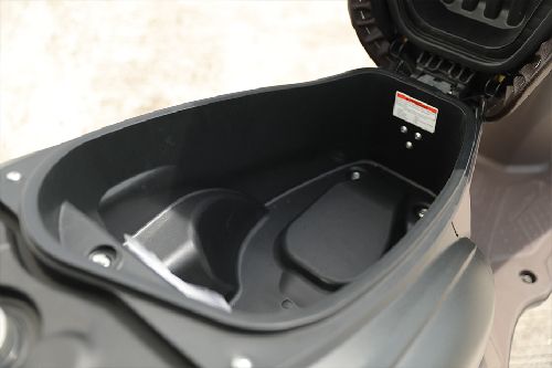 Tampak samping ruang bagasi Suzuki Burgman Street 125 EX