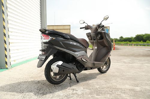 Tampak belakang kanan serong Suzuki Burgman Street 125 EX
