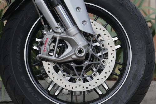 Rem depan Triumph Rocket 3