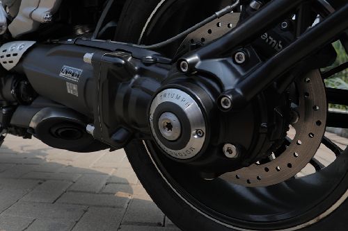 Rem belakang Triumph Rocket 3