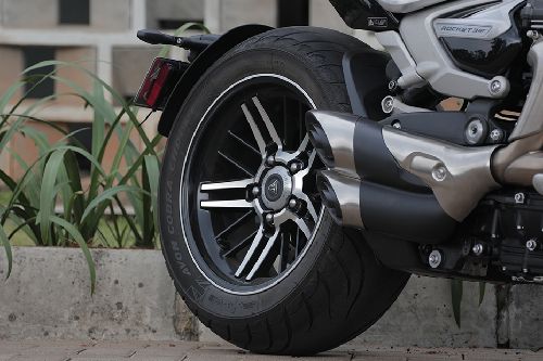 ban belakang Triumph Rocket 3