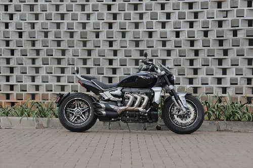 Samping kanan Triumph Rocket 3